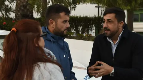 El portavoz de CC hablando con sus compañeros de partido