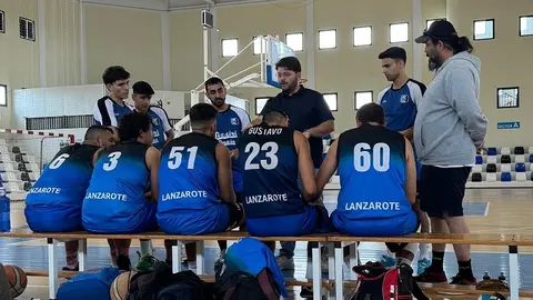 Jugadores del Tizziri Tinajo recibiendo indicaciones.