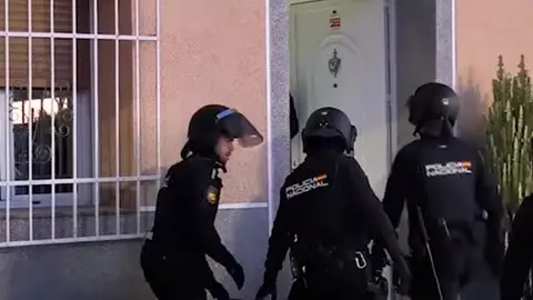 Policia Nacional durante la operación para desarticular una organización criminal que facilitaba documentación falsa a menores migrantes.