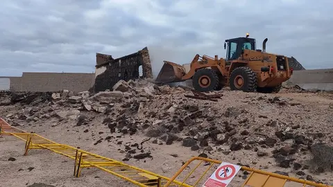 Trabajos de retirada del muro en el Islote del Francés, realizado por personal y maquinaria de la Concejalía de Obras Públicas del Ayuntamiento de Arrecife 