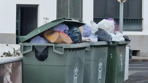 Imagen de contenedores de basura de San Bartolomé llenos.