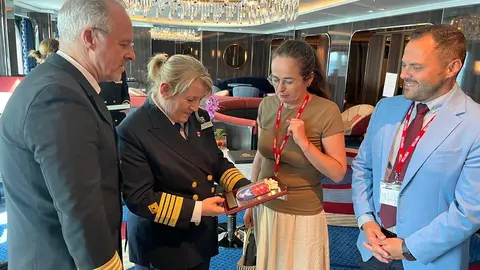 Yonathan de León visita el Queen Anne en su primera visita a Arrecife,en su viaje inaugural