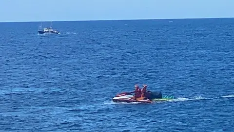 Los bomberos buscando el objeto sin identificar en El Jablillo.