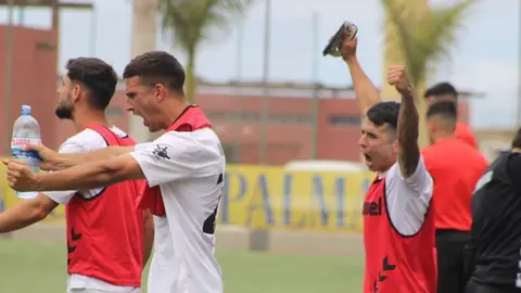 Los jugadores del Yaiza celebrando la importante victoria