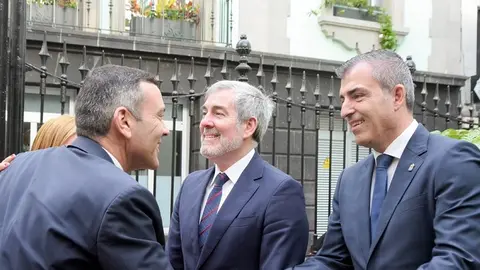 Manuel Domínguez saludando a Oswaldo Betancort en presencia de Fernando Clavijo. 