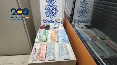 Droga y dinero incautado durante la detención.
