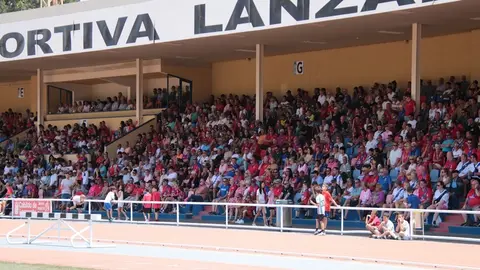 Grada de la Ciudad Deportiva de Lanzarote llena de aficionados de la UD Lanzarote.