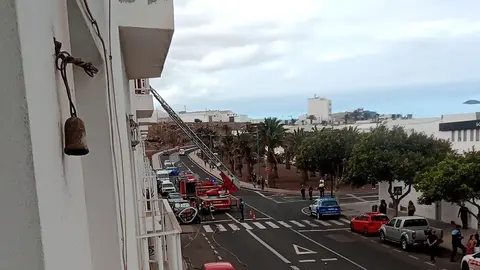 Bomberos y Policía Local durante las maniobras para sofocar el fuego.