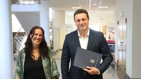 Daisy Villalba y Óscar Noda en los pasillos del Cabildo de Lanzarote.
