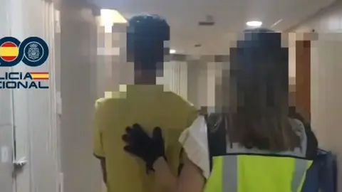 El detenido es trasladado por las dependencias policiales.