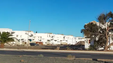Imagen de la puerta de entrada a la urbanización.