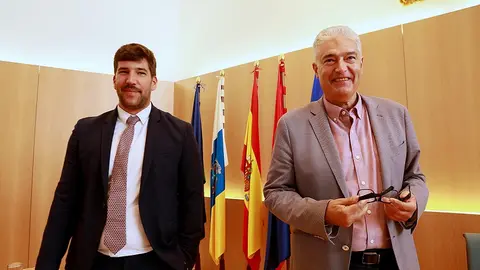 El nuevo concejal Ismael Cruz Ramos junto al alcalde José Juan Cruz Saavedra.