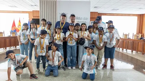 Oswaldo Betancort y Juan Monzón junto a los componentes del Club Tanaga.