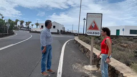 Mateo Ramón y Victoria Jamardo junto a las señales en mal estado situadas en Las Breñas.