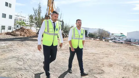 El presidente del Cabildo y el vicepresidente visitando la obra