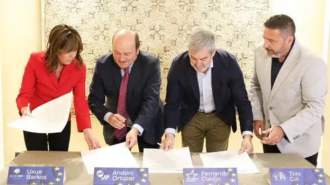 Momento de la firma de la coalición electoral