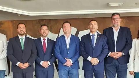 Alcaldes de los siete municipios junto al presidente y vicepresidente del Cabildo de Lanzarote.