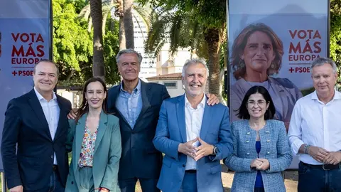 Juan Fernando López Aguilar arropado por los principales dirigentes de su partido.