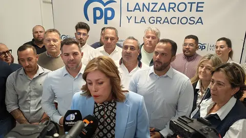Yonathan de León junto a Astrid Pérez y el resto representantes públicos del PP en Lanzarote.