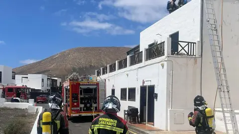 Momento de la intervención de los bomberos