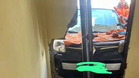 Imagen del coche empotrado contra la fachada