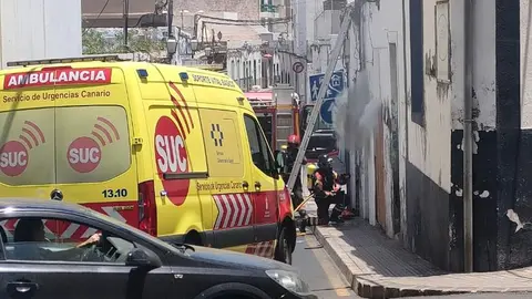 Momento de la actuación de los bomberos en la zona