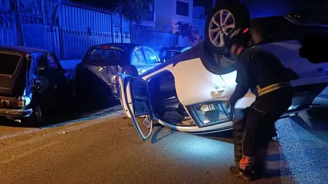 Coches accidentados en la calle Palangre.