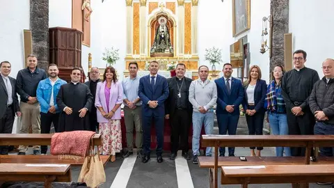 Los representantes del Cabildo y de los ayuntamientos de Tinajo y con las autoridades eclesiásticas de la Isla.