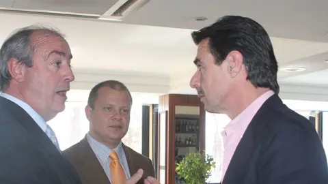 Fernando Figuereo en una imagen de archivo charlando con José Manuel Soria y Sigfrid Soria.