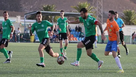 Jugador del Unión Sur Yaiza controlando el balón durante unos de los encuentros.