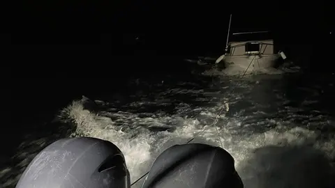 Rescate del ocupante de un barco a la deriva en las inmediaciones de Puerto Calero.