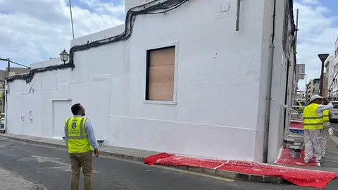 El alcalde de Arrecife presente durante el tapiado y pintado de las vivendas ocupadas de la calle Cienfuegos.