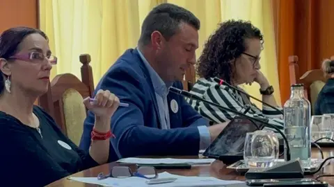 Óscar Noda defendiendo sus iniciativas en el pleno de este martes