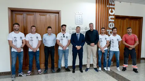El equipo de bomberos junto al consejero del Área y al presidente del Cabildo de Lanzarote