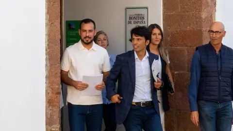 Marcos Bergaz junto a los concejales del PSOE en Teguise.