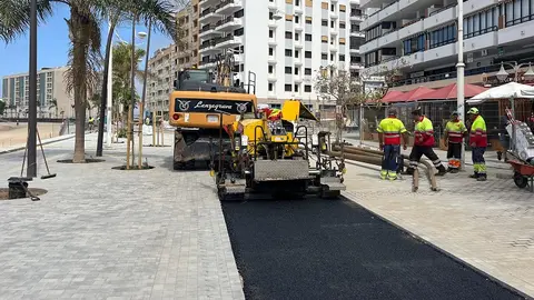 Instalación del nuevo pavimento del carril bici durante esta semana