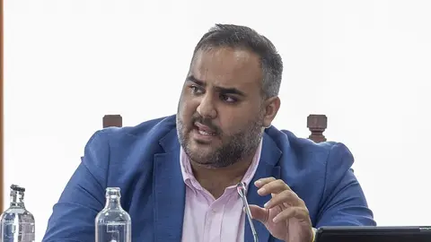 Samuel Martín en el pleno del Cabildo de Lanzarote.