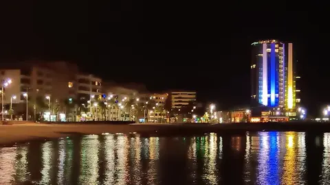 Imagen del Arrecife Gran Hotel iluminado con los colores de la bandera de Canarias