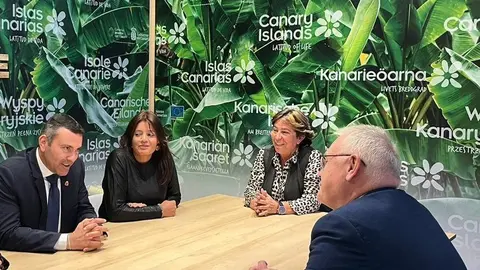 Rita Hernández junto a Oswaldo Betancort y Olivia Duque en una feria turística
