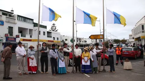 El alcalde de Yaiza, Óscar Noda, y los concejales de su grupo de gobierno en el izado de las banderas canarias en Playa Blanca