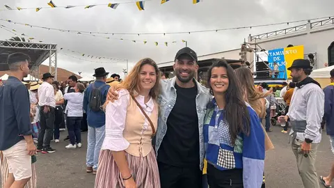 Gente de todas las edades, especialmente gente joven como la de la imagen, acudieron a la cita en Tinajo para disfrutar del Día de Canarias