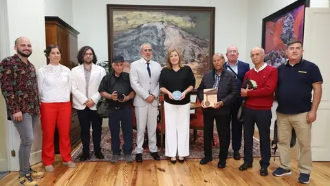 Los Buches en el Parlamento de Canarias con su presidenta, Astrid Pérez