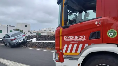 Imagen del coche encima del muro