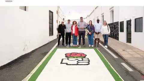 Imagen del alcalde de San Bartolomé y de su grupo de gobierno posando delante de la alfombra de sal del PSOE
