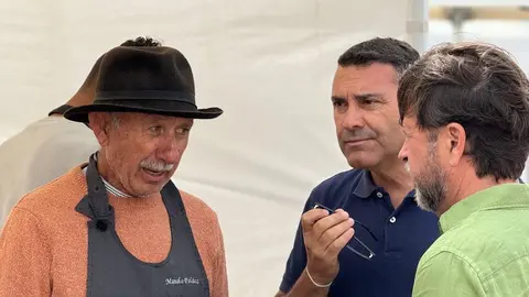 Oswaldo Betancort y Carlos Alonso charlando con un artesano de La Villa este fin de semana