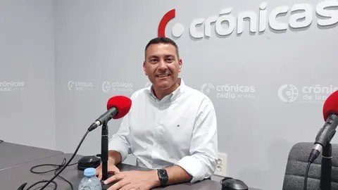 Oswaldo Betancort en el estudio de Crónicas Radio
