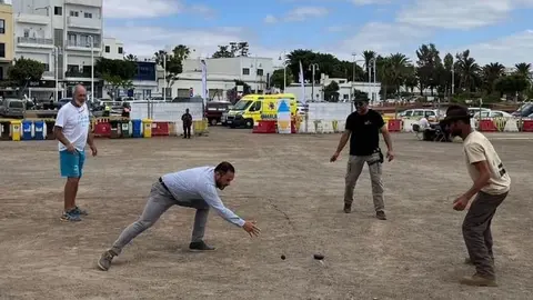 El alcalde de Arrecife participando en los juegos tradicionales que se organizaron en el Ayuntamiento