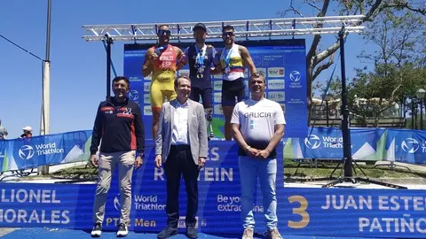El atleta lanzaroteño en el podio de la prueba.