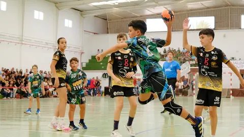 Jugador del Zonzamas realizando un lanzamiento en la final del campeonato de Canarias alevin.