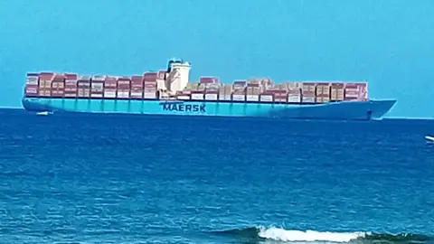 Imagen del portacontenedores acercando a los inmigrantes a la costa de Lanzarote